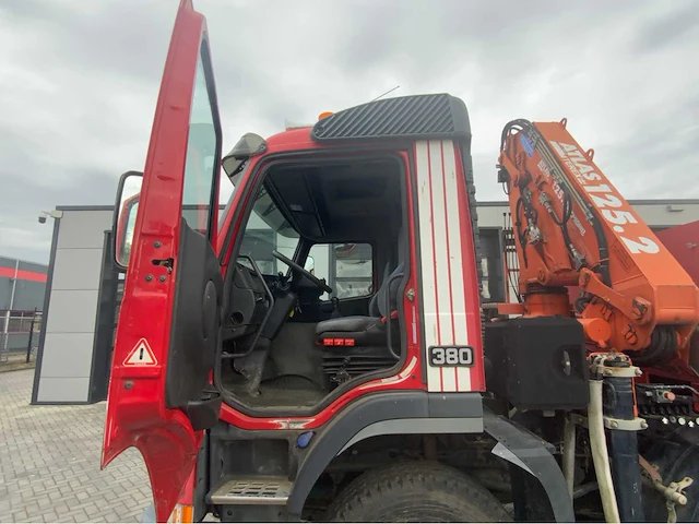 2002 volvo fm12.380 8x4 vrachtwagen tipper met atlas terex 125.2 a2 kraan - afbeelding 5 van  70