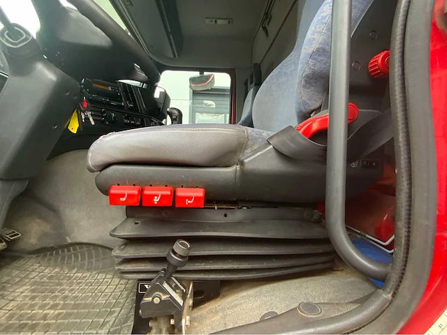 2002 volvo fm12.380 8x4 vrachtwagen tipper met atlas terex 125.2 a2 kraan - afbeelding 8 van  70
