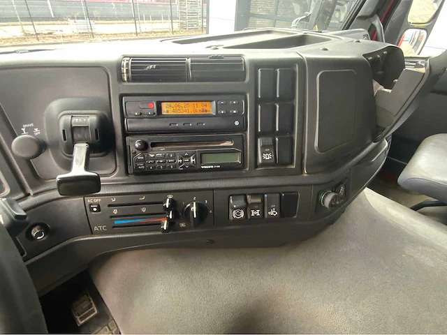 2002 volvo fm12.380 8x4 vrachtwagen tipper met atlas terex 125.2 a2 kraan - afbeelding 13 van  70