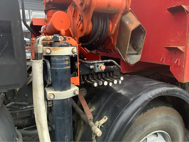 2002 volvo fm12.380 8x4 vrachtwagen tipper met atlas terex 125.2 a2 kraan - afbeelding 22 van  70