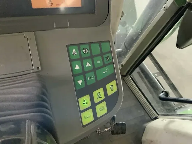 2003 fendt 411 vario vierwielaangedreven landbouwtractor - afbeelding 39 van  45