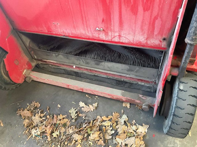 2003 rcm r mille d diesel zelfrijdende veegmachine - afbeelding 8 van  10