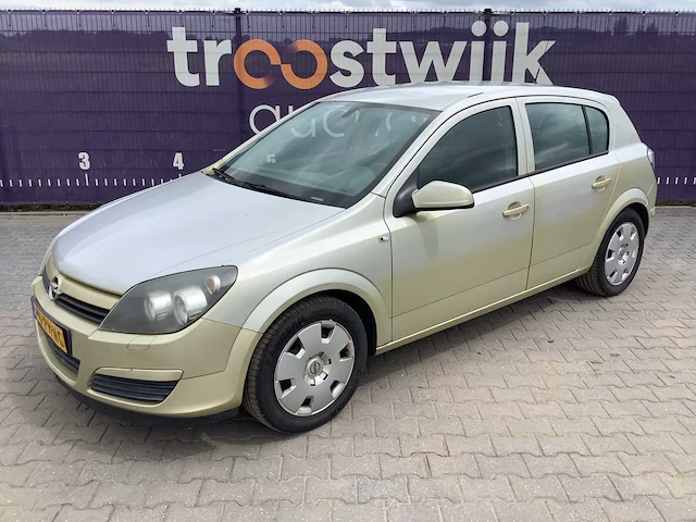 2004 - opel - astra - 1.4 enjoy - personenauto - afbeelding 1 van  13