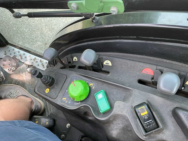 2004 deutz-fahr agrocompact f80 smalspoor- en compacttractor - afbeelding 30 van  46