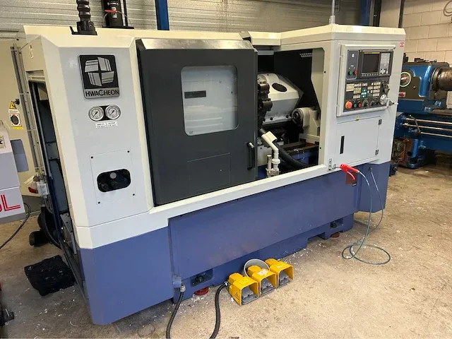 2004 hwacheon hi-tech 200bi cnc draaibank - afbeelding 1 van  16