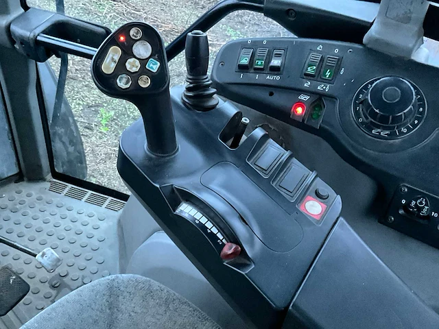 2004 new holland tvt 170 vierwielaangedreven landbouwtractor - afbeelding 6 van  29