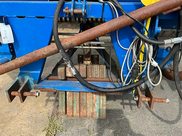 2004 nordsten ns4030 hyd 24 erm pneumatische zaaibalk + fronttank - afbeelding 5 van  13