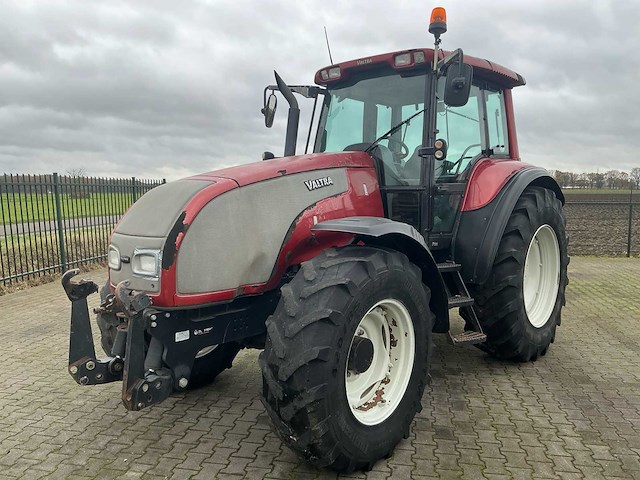 2004 valtra t120 vierwielaangedreven landbouwtractor - afbeelding 1 van  28
