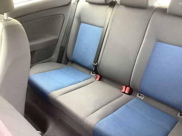2004 volkswagen golf 1.4 trendline personenauto - afbeelding 2 van  13