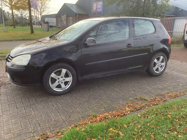 2004 volkswagen golf 1.4 trendline personenauto - afbeelding 1 van  13