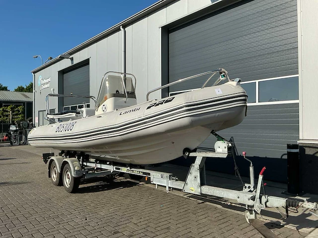 2004 zodiac pro rib rubberboot met trailer. - afbeelding 1 van  27