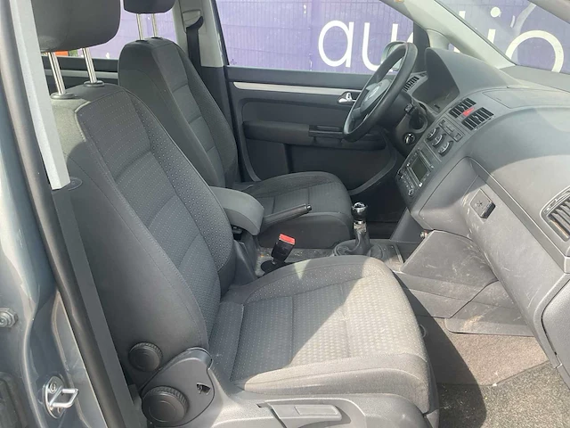 2005 - volkswagen - touran - 1.6-16v fsi trendl. - personenauto (defect) - afbeelding 9 van  12