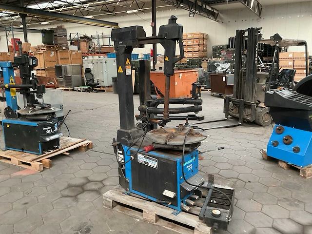 2005 hofmann monty 3550 banden de-en montageapparaat - afbeelding 1 van  8