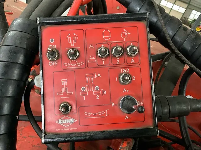 2005 kuhn - fc813 - triple maaier - afbeelding 9 van  12