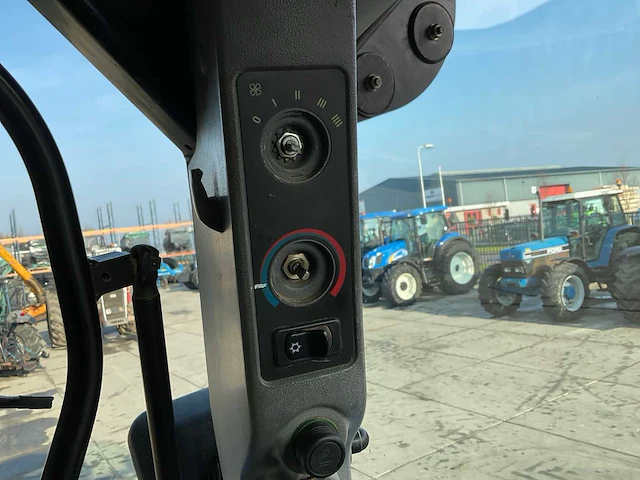 2005 new holland ts135a plus vierwielaangedreven landbouwtractor - afbeelding 26 van  33