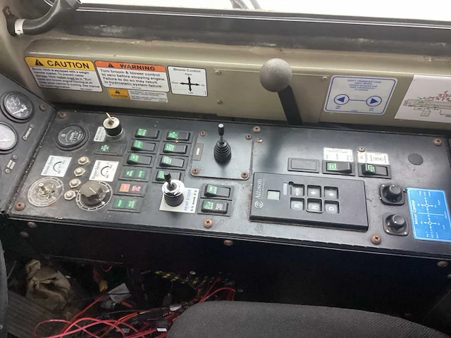 2005 oshkosh h2718- runway broom - afbeelding 7 van  14