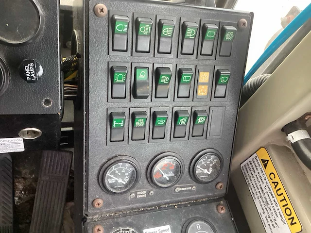 2005 oshkosh h2718- runway broom - afbeelding 8 van  14