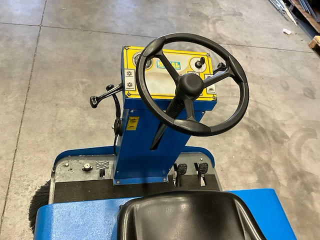 2006 isal pb110 zelfrijdende veegzuig machine - afbeelding 9 van  12