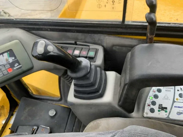 2006 komatsu pw110 banden graafmachine - afbeelding 9 van  34