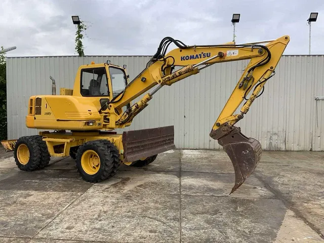 2006 komatsu pw110 banden graafmachine - afbeelding 1 van  34