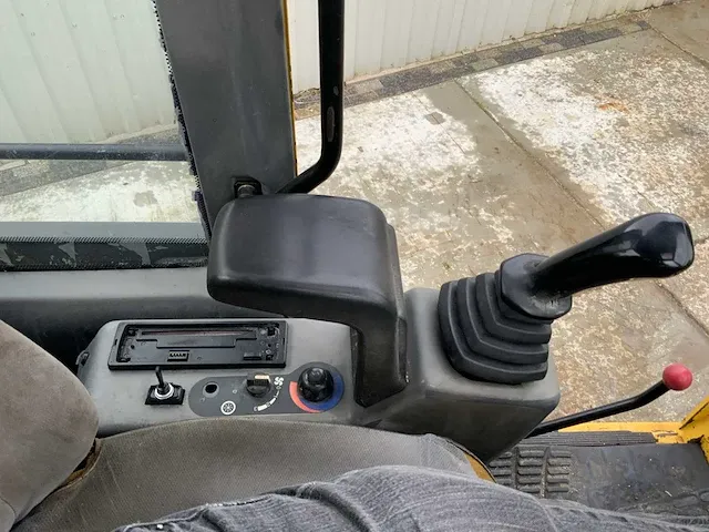 2006 komatsu pw110 banden graafmachine - afbeelding 14 van  34