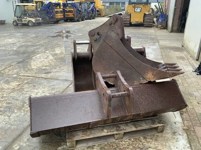 2006 komatsu pw110 banden graafmachine - afbeelding 16 van  34