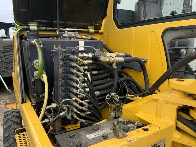 2006 komatsu pw110 banden graafmachine - afbeelding 21 van  34