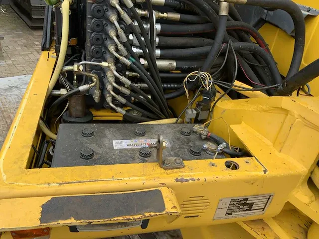 2006 komatsu pw110 banden graafmachine - afbeelding 22 van  34