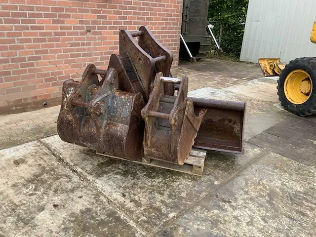 2006 komatsu pw110 banden graafmachine - afbeelding 23 van  34