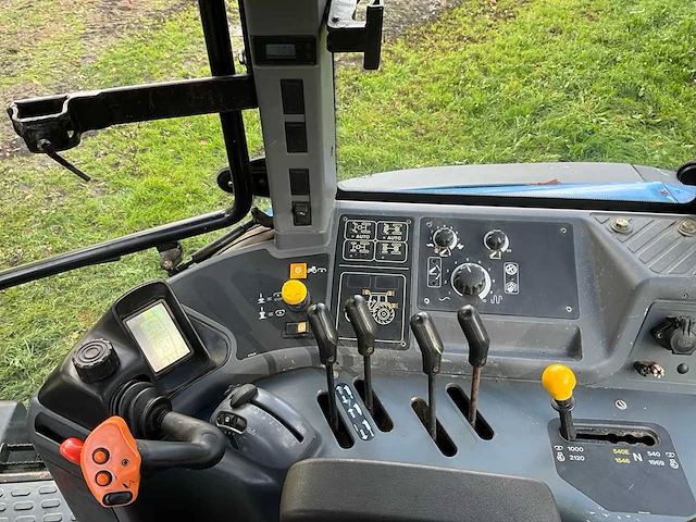 2006 new holland tm140 vierwielaangedreven landbouwtractor - afbeelding 28 van  40
