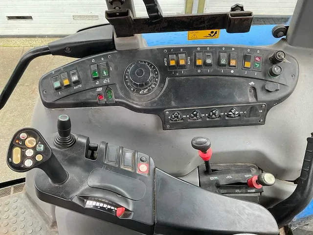 2006 new holland tvt195 vierwielaangedreven landbouwtractor - afbeelding 21 van  31