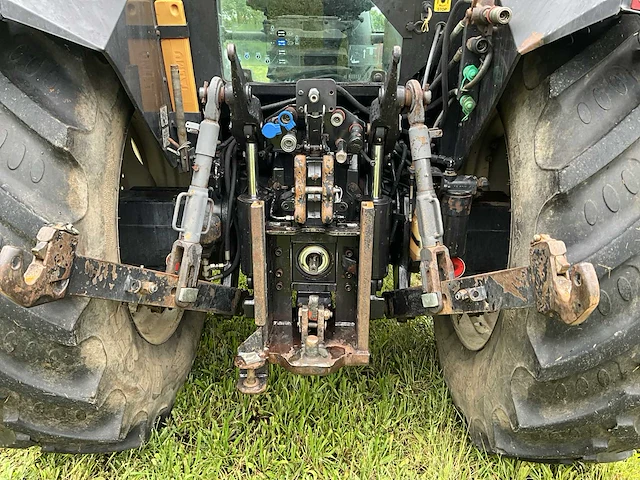 2006 valtra 8150-4 vierwielaangedreven landbouwtractor - afbeelding 27 van  45