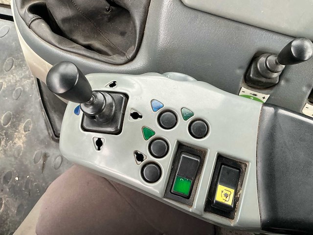 2006 valtra t140-4 vierwielaangedreven landbouwtractor - afbeelding 18 van  29