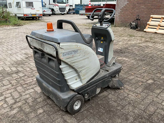 2007 dibo 1050e zelfrijdende veegmachine - afbeelding 4 van  10