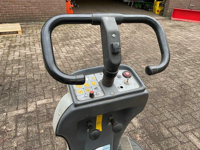 2007 dibo 1050e zelfrijdende veegmachine - afbeelding 8 van  10