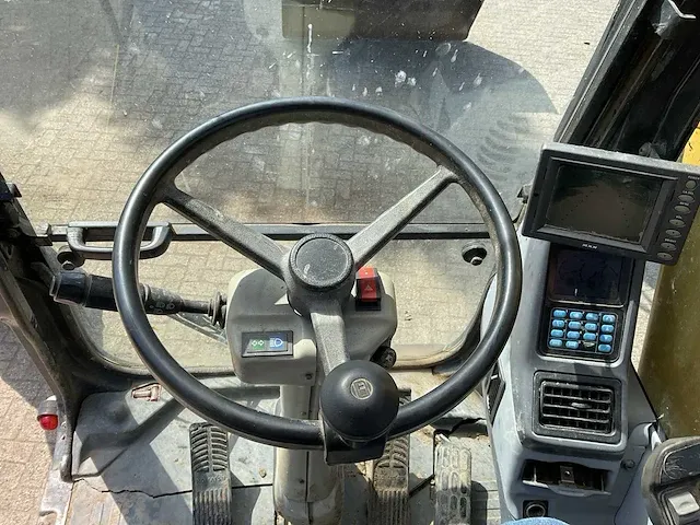 2007 komatsu pw140-7 banden graafmachine - afbeelding 16 van  35