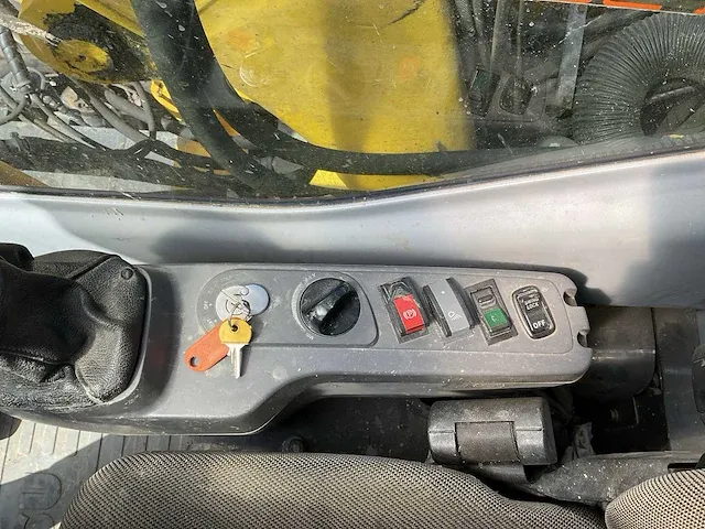 2007 komatsu pw140-7 banden graafmachine - afbeelding 17 van  35