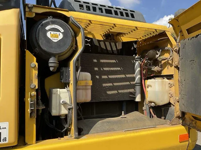 2007 komatsu pw140-7 banden graafmachine - afbeelding 21 van  35