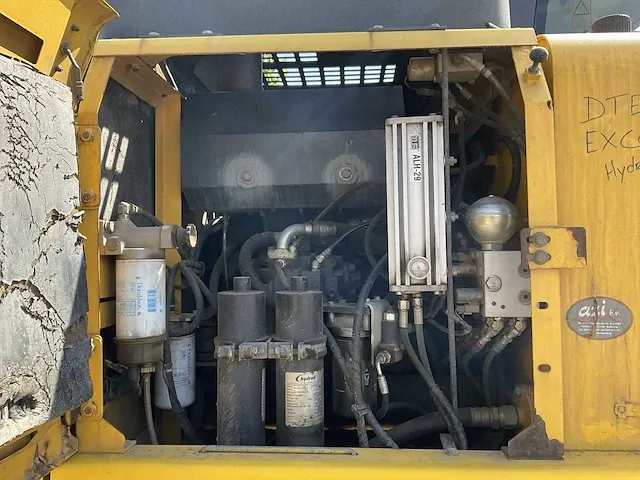 2007 komatsu pw140-7 banden graafmachine - afbeelding 22 van  35