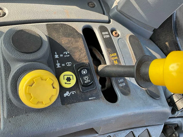 2007 new holland t6010 plus vierwielaangedreven landbouwtractor - afbeelding 18 van  32