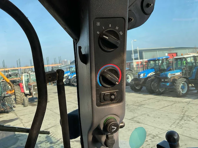 2007 new holland t6010 plus vierwielaangedreven landbouwtractor - afbeelding 25 van  32