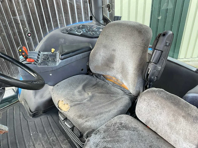2007 new holland t8040 vierwielaangedreven landbouwtractor - afbeelding 15 van  31