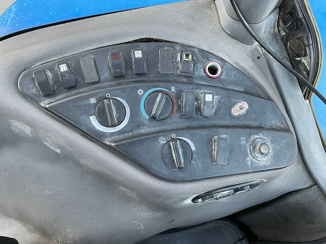 2007 new holland t8040 vierwielaangedreven landbouwtractor - afbeelding 19 van  31