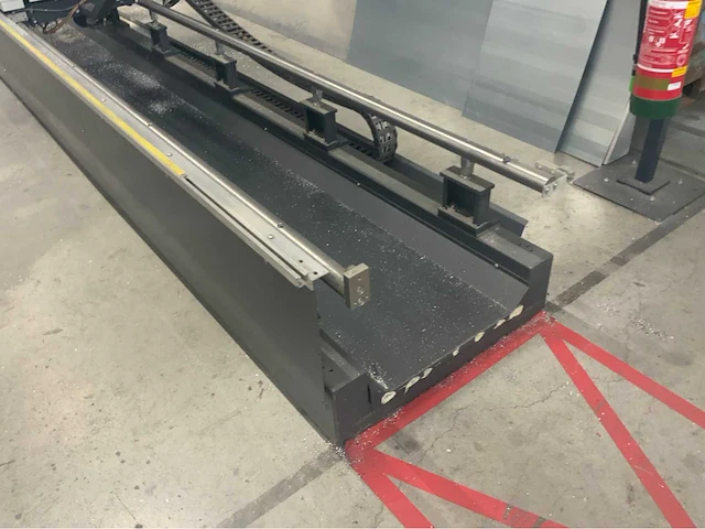 2008 elumatec dg 104-02 dubbele verstekzaagmachine. - afbeelding 13 van  29