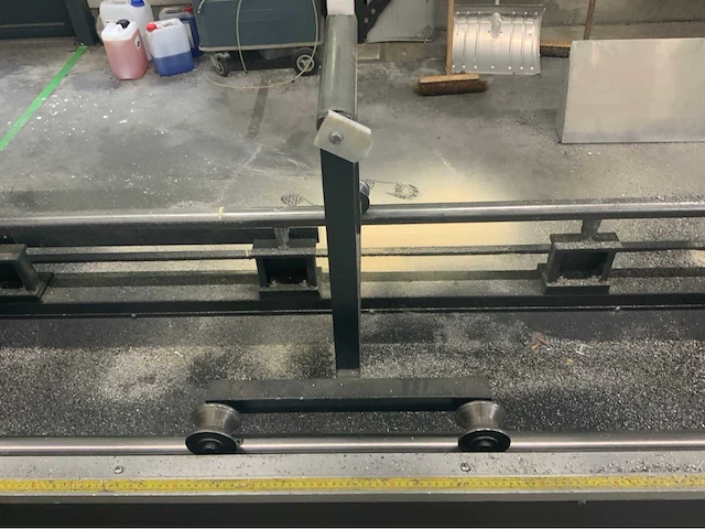 2008 elumatec dg 104-02 dubbele verstekzaagmachine. - afbeelding 19 van  29