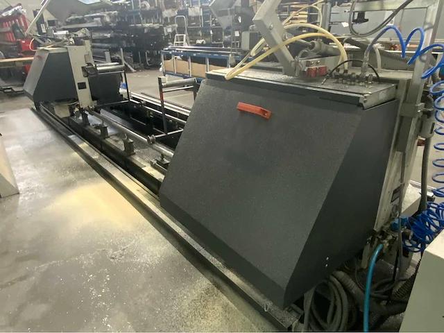 2008 elumatec dg 104-02 dubbele verstekzaagmachine. - afbeelding 22 van  29