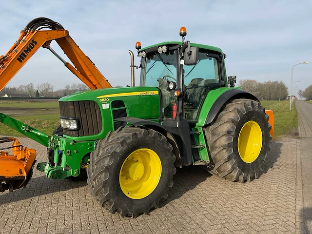 2008 john deere 6830 premium vierwielaangedreven landbouwtractor met maaiarm - afbeelding 12 van  49