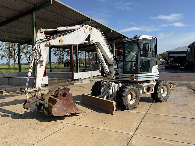 2008 komatsu pw 98mr-6 banden graafmachine - afbeelding 1 van  38