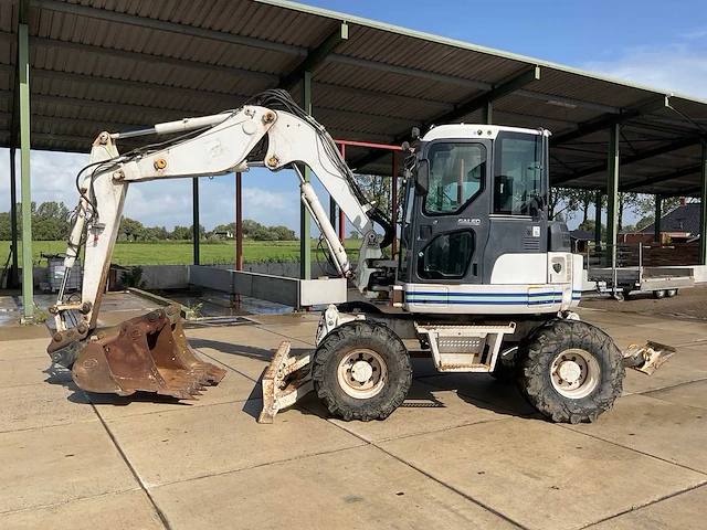 2008 komatsu pw 98mr-6 banden graafmachine - afbeelding 12 van  38