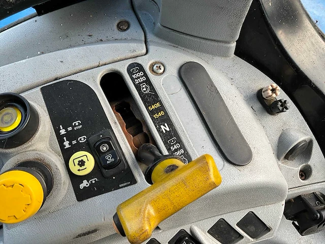 2008 new holland t6070 vierwielaangedreven landbouwtractor - afbeelding 28 van  37